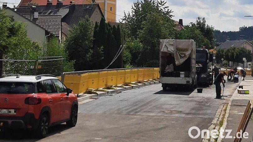 Bis hierher und (noch) nicht weiter. Die Sanierungsarbeiten an der Fichtelnaabbrücke liegen in den letzten Zügen. Am Dienstag wird das Bauwerk wieder für den Verkehr freigegeben. Bild: soj