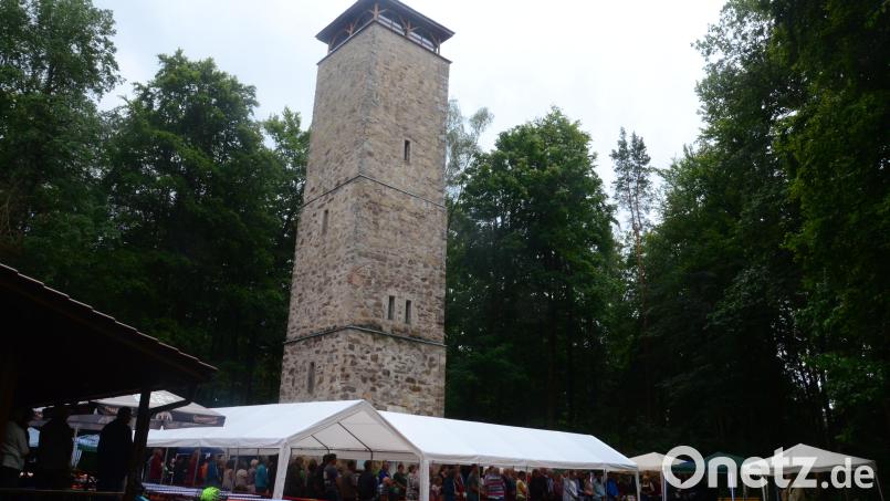 Regen und Sonne wechseln sich beim Festgottesdienst und der Feier zu „100 Jahre Vierlingsturm“ ab. Bild: Kunz