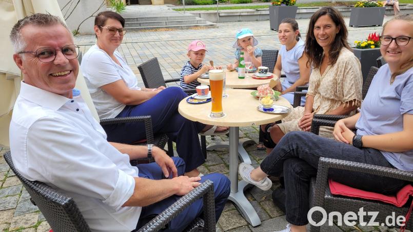 Kennenlernen bei Eis und Hefeweizen (von links) Bürgermeister Hermann Falk, Einrichtungsleitung Martina Weiß-Beck, Natascha Gösl, Anke Wolfram und Katharina Liebl. Bild: Francesco Donadio/exb