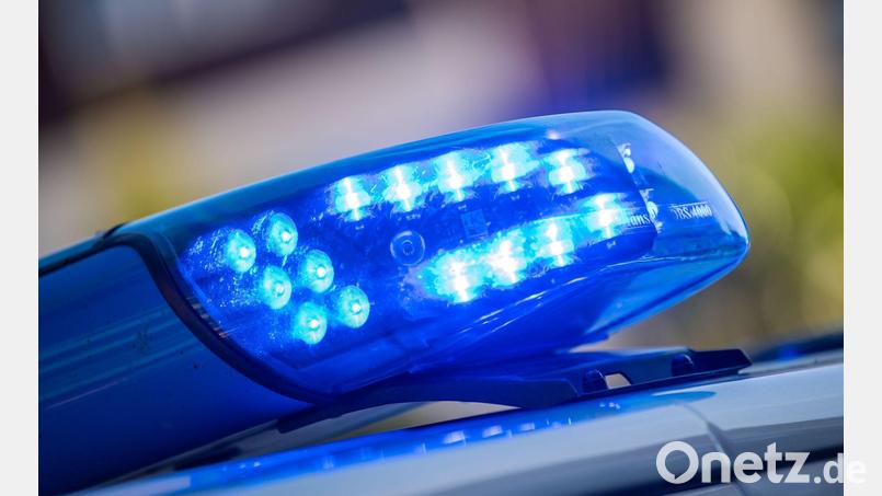 Beamte der Polizeiinspektion Sulzbach-Rosenberg rückten am Freitag zu einem Unfall zwischen Neukirchen und Schönlind aus. Symbolbild: Lino Mirgeler/dpa