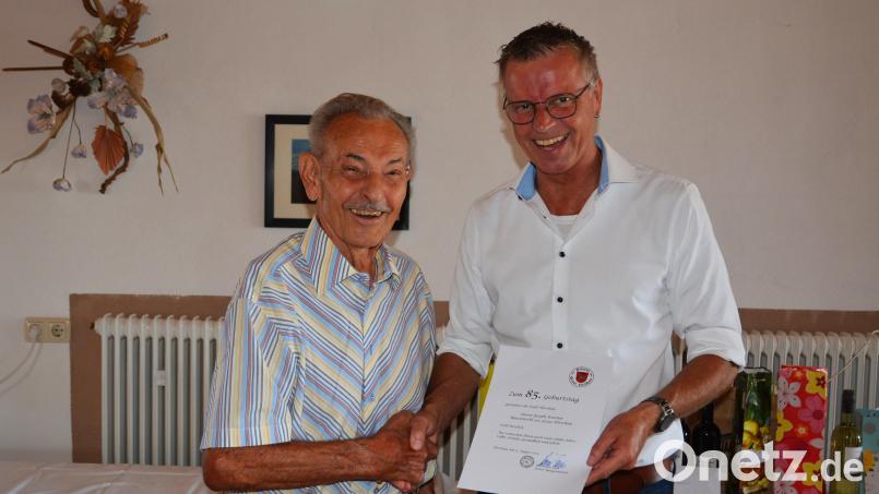 Bürgermeister Hermann Falk gratulierte Josef Kustner zum 85. Geburtstag und wünschte weiterhin viel Gesundheit. Bild: fdl