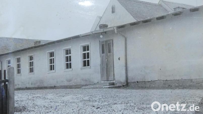 Die Schulbaracke unweit der Bergkirche im Jahr 1949. Hier begann der Schulbetrieb mit 41 Schülern und gemeinsamen Lehrerzimmern und Klassenräumen für Real- und Handelsschule. Bild: Privatarchiv rn
