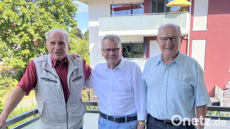 Besonders gefreut hat sich Karl Königer (Mitte) über die Gratulations-Besuch seines Schulfreundes Klaus Högl (links). Für die Gemeinde gratulierte Dritter Bürgermeister Hubert Blödt. Bild: e