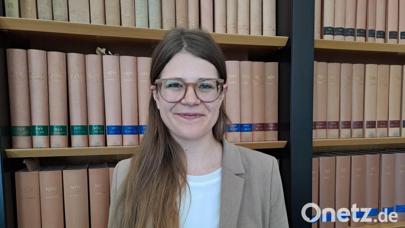 Digital und analog versiert: Zu den ersten Amtshandlungen von Stephanie Reber zählte die Einrichtung einer Homepage. In ihrem Büro in Wunsiedel stärken der neuen Notarin die juristischen Wochenzeitungen von 1947 bis heute den Rücken. Bild: Brigitte Gschwendtner/fph
