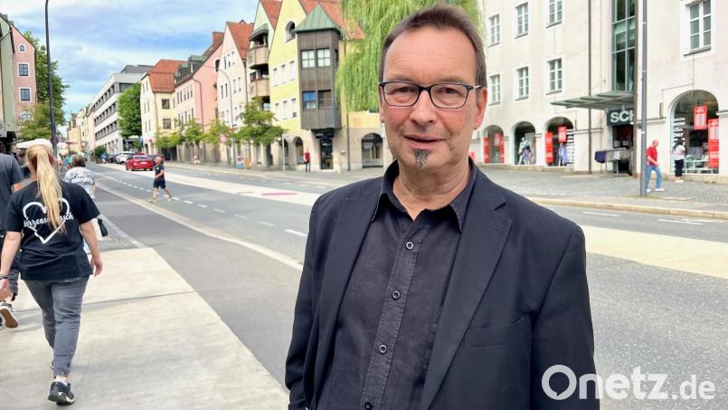 In ihrer Breite zurücknehmen, eventuell eine Busspur einrichten. Auch der künftige Verkehrsfluss auf der Dr.-Pfleger- und Sedanstraße beschäftigt Bau- und Planungsdezernent Alkmar Zenger. Bild: Gabi Schönberger
