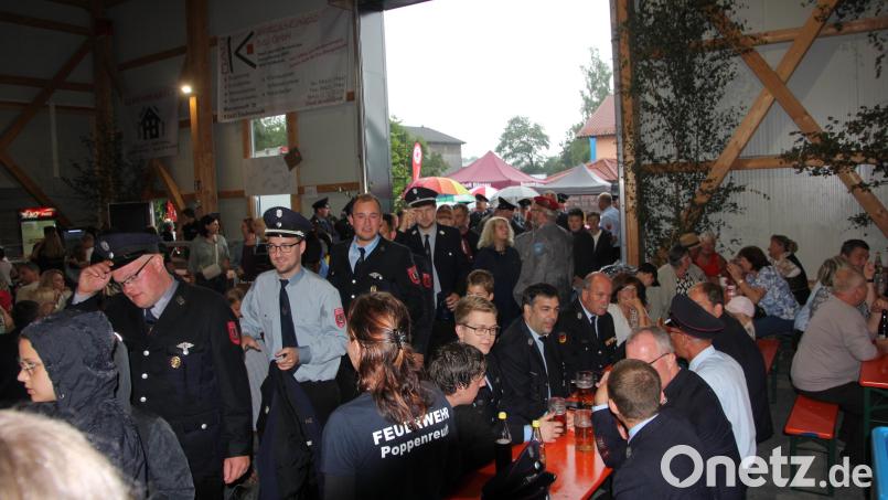 Die Feuerwehr Poppenreuth feierte am Sonntag ihr 150-jähriges Bestehen. Eigentlich hätte es einen großen Festzug geben sollen, doch dieser fiel wegen des schlechten Wetters spontan ins Wasser. Die Festbesucher drängten sich deshalb in die Festhalle. Bild: kro