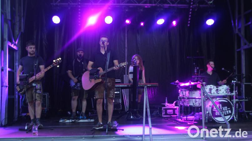 Die Band &quot;Dei vo gestern&quot; heizt den Besuchern auf dem Schrannenplatz gehörig ein. Bild: sns