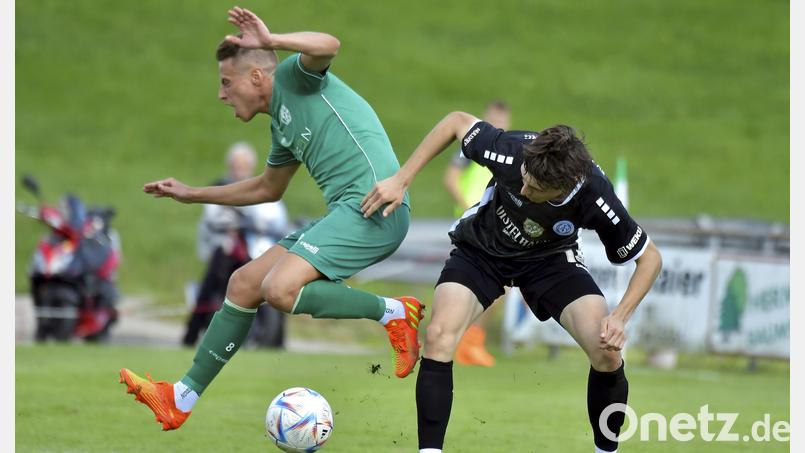 Dominik Haller (links, in einer Szene aus der Saison 23/24) verwandelte in Cham einen Foulelfmeter zur 2:1-Führung für die DJK Gebenbach. Am Ende reichte dies aber nicht einmal für einen Punkt. Bild: Hubert Ziegler