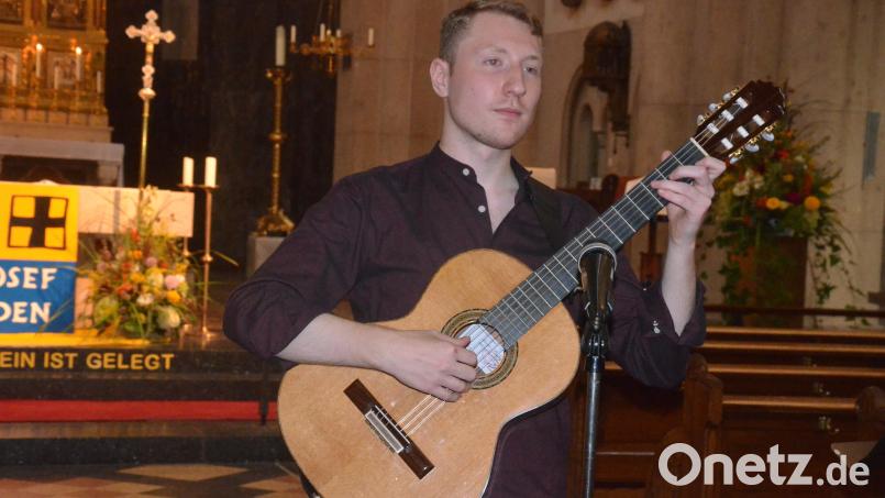 Peter Ermer mit seiner Gitarre. Bild: Kunz