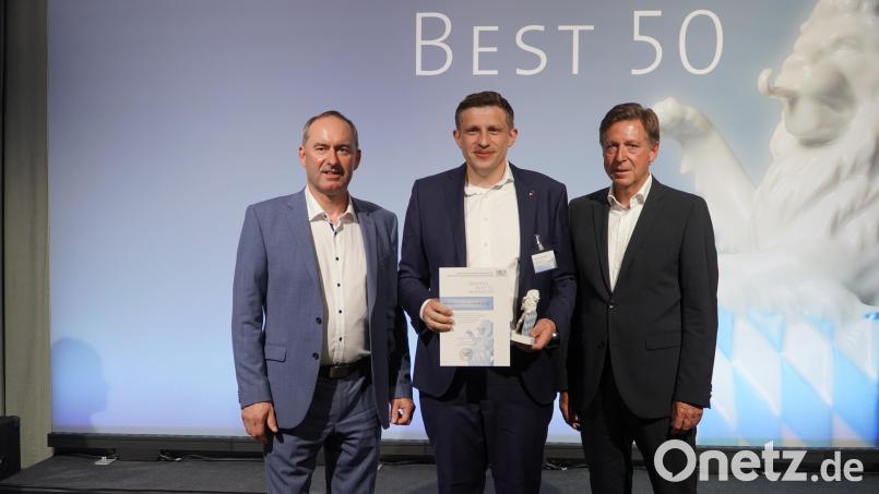 Wirtschaftsminister Hubert Aiwanger, Maschek-Geschäftsführer Reiner Hochmuth und Jury-Mitglied Professor Thomas Edenhofer vom Wirtschaftsprüfungsbereich der Firma Baker Tilly (von links) zeigt das Bild bei der Preisübergabe bei München. Bild: Fabian Borkner/exb