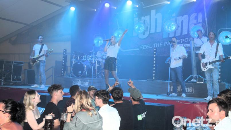 Die Band &quot;Highline&quot; begeisterte am Freitagabend auf dem Kemnather Wiesenfest. Bild: stg