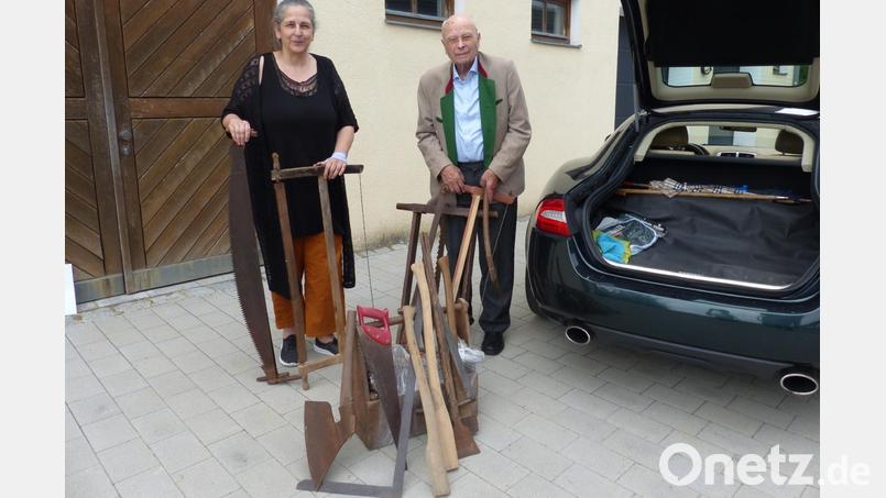 Hier werden die im Kofferraum antransportierten Gegenstände übergeben. Ausführlich erzählt Bruckner der Vizeleiterin des Freilandmuseums, Johanna Ullmann-Süß, die Geschichte der Werkzeuge und die Familien-und Betriebsgeschichte. Bild: sl