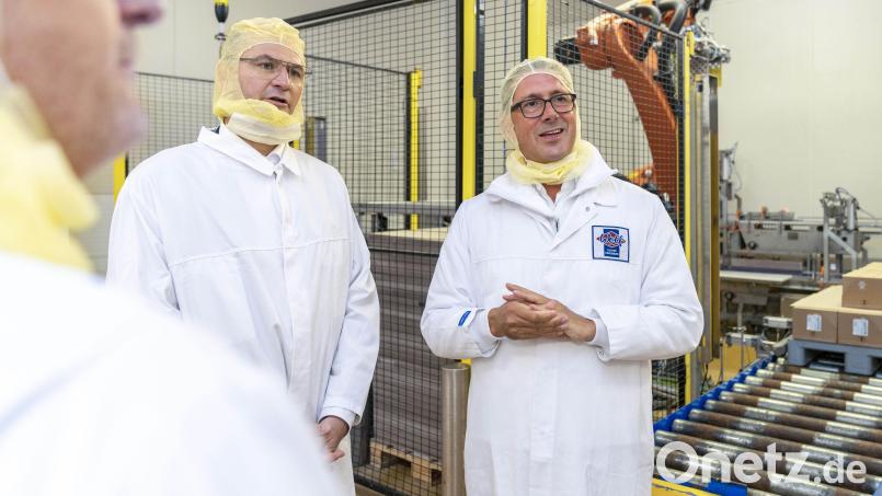 Staatsminister Albert Füracker (Mitte) und Inhaber Christian Wolf (rechts) bei der Betriebsführung am Wolf-Standort Schwandorf. Bild: Alfredo Marega, Werbeagentur Die Grübeltäter/exb