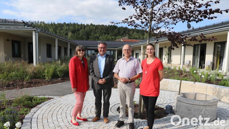 Bei der Spendenübergabe (von links): Gisela Pöhler (Vorsitzende des Hospizvereins Stadt und Landkreis Schwandorf), Martin Steinkirchner (Mitglied des Regionalvorstands der Johanniter-Unfall-Hilfe im Regionalverband Ostbayern), Christoph Beck, Katharina Salbeck (Leiterin Bruder-Gerhard-Hospiz). Bild: Matthias Walk/exb