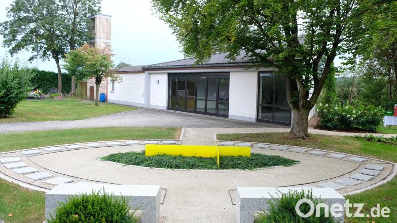 &quot;Auge Gottes&quot; nennt Künstler Erwin Otte das neue Urnenfeld im Oberbibracher Friedhof mit einem im Zentrum der Anlage platzierten gelb getönten Glaskreuz Bild: do