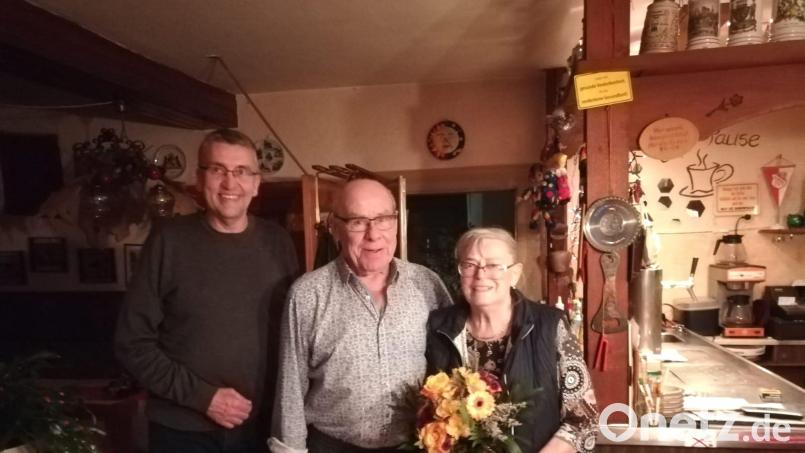 Bürgermeister Franz Schöner gratulierte dem Gastwirt-Ehepaar vom &quot;Forellenhof&quot;, Peter und Waltraud Fuchs (von links), zur Eisernen Hochzeit. Bild: Marktgemeinde Mähring/exb