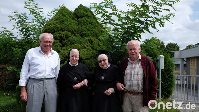 Schwester Mathildis (Dritte von links) feiert im Kreis der Familie und ihrer drei jüngeren GeschwisterJohann, Schwester Bernardo und Josef Meiler (von links) ihren 90. Geburtstag. Bild: Thomas Meiler/exb
