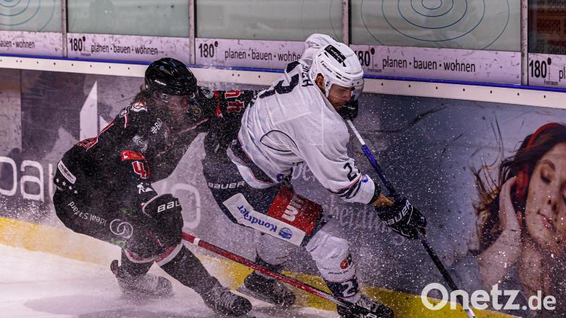 Die Blue Devils Weiden (rechts Daniel Bruch im vierten Play-off-Finale bei den Hannover Scorpions) bestreiten am Dienstag bei Banik Sokolov ihr zweites Vorbereitungsspiel. Archivbild: Werner Moller