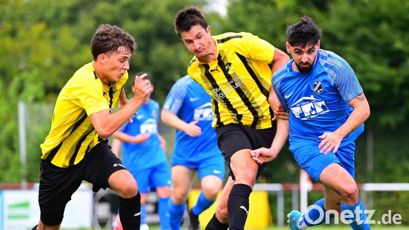 Der FC Tirschenreuth gewann das Top-Spiel der Kreisliga 2 beim TSV Thiersheim mit 3:1.In dieser Szene kämpfen die Tirschenreuther Tobias Sammüller (links) und Bastian Scharnagl (Mitte) mit Volkan Kaya (rechts) um den Ball. Bild: Thomas Schrems