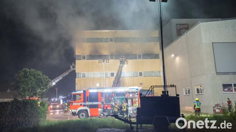 Durch ein Feuer in einer Lagerhalle der Brandt-Schokoladenfabrik in Landshut ist laut Schätzungen der Polizei ein Millionenschaden entstanden. Bild: Haubner/Vifogra/dpa