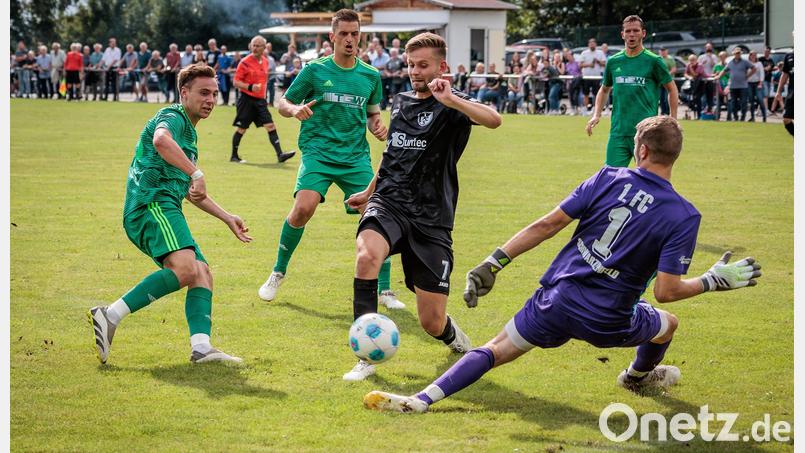 Das Spitzenspiel zwischen OVI-Teunz (grüne Trikots) und dem 1. FC Schwarzenfeld (schwarze Trikots) endete mit einem Unentschieden. Bild: Günter Uschold