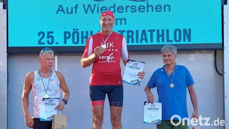 Thomas Neufeld (Mitte) siegte beim Pöhler Triathlon in der AK60. Bild: A. Neufeld