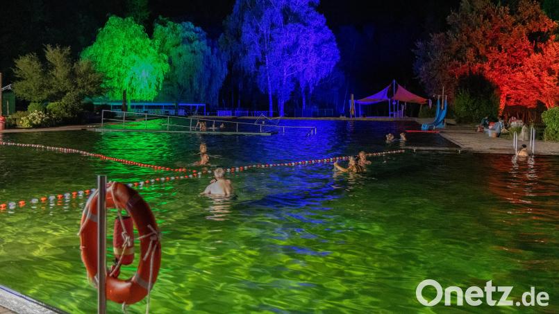 Das Mondscheinschwimmen im Naturerlebnisbad Immenreuth nutzten wieder einige Badegäste. Die Bäume rund um den Schwimmbereich waren wieder bunt illuminiert. Bild: Roland Wellenhoefer