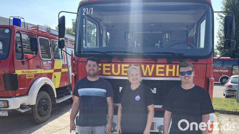In Krakau übergaben Valentin Lindl (links) und Dominik Strobl (rechts) das alte Vilsecker Feuerwehrfahrzeug an die stellvertretende Vorsitzende des polnischen Feuerwehrverbandes Bild: Feuerwehr Vilseck