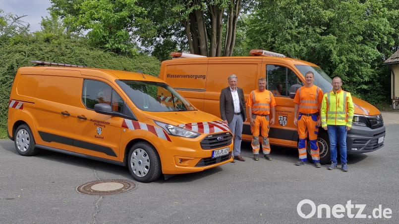 Die Gemeinde Plößberg hat zwei neue Fahrzeuge. Darüber freuen sich Bürgermeister Lothar Müller, Wasserwart Matthias Riebl, Bauhof-Leiter Maximilian Kraus und Verwaltungsmitarbeiter Christian Zölch (von links). Bild: Gemeinde Plößberg/exb
