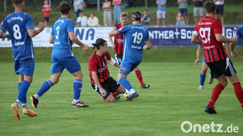 David Bezdicka geht zu Boden: Der Tscheche zog sich im Spiel gegen den FC Dingolfing einen Ellenbogenbruch zu und fehlt dem SC Luhe-Wildenau nun mehrere Wochen. Bild: Dieter Jäschke