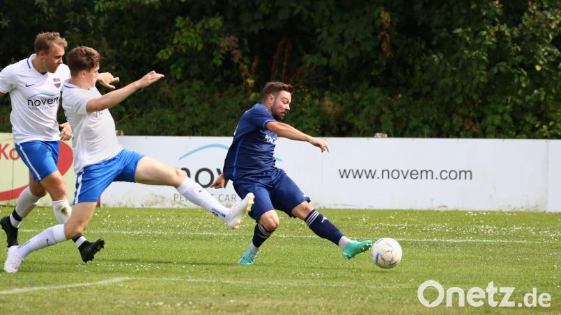 Die Vorbacher Abwehr versucht den Haidenaaber Patrick Winde (rechts) zu stoppen. Der ASV-Stürmer erzielte beim 2:1-Derbysieg des ASV Haidenaab das vorentscheidende 2:0. Bild: Dieter Jäschke