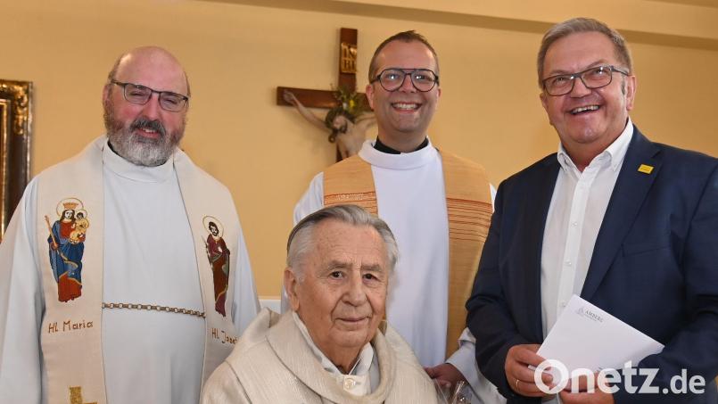 Pfarrer Alois Albersdörfer (vorne) feierte seinen 90. Geburtstag. Dazu gratulierten ihm (von links) &quot;sein Schüler&quot; Roland Josef Spiegel, Stadtpfarrer Thomas Helm und Bürgermeister Martin Preuß. Bild: gf