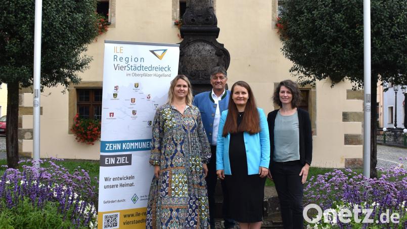 Das Team der ILE-Geschäftsstelle in Grafenwöhr (von links) Katrin Herold, Vorsitzender Edgar 
Knobloch, ILE-Managerin Daniela Koslowski und Corinna Leißl. Bild: ILE Region Vierstädtedreieck