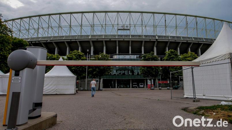 Rund um das Ernst-Happel-Stadion werden Schleusen und Verkehrssperren für Fahrzeuge eingerichtet. (Archivfoto) Bild: Heinz-Peter Bader/AP/dpa