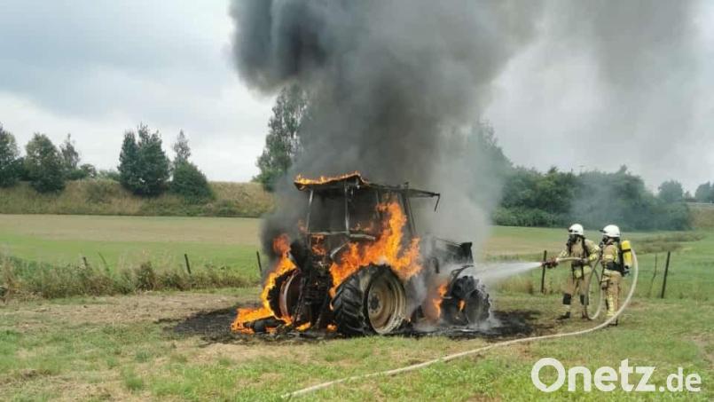 Bei Münchberg stand ein Traktor in Flammen. Bild: Polizeiinspektion Münchberg