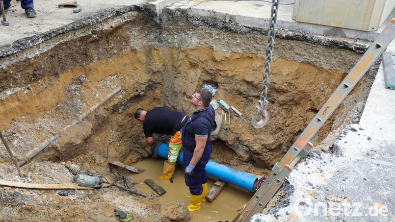 Am Wasserrohrbruch Kaiser-Wilhelm-Ring gegenüber des Musikomm wird noch gearbeitet. Bild: Wolfgang Steinbacher