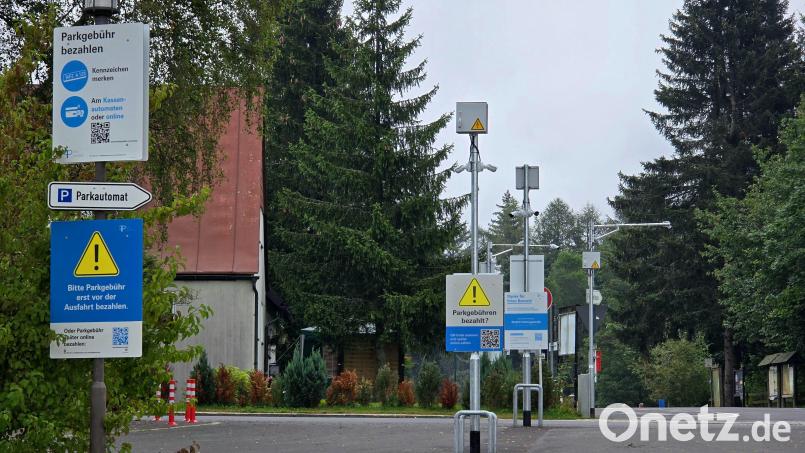 Schilder erklären, wie das neue Parksystem auf den öffentlichen Parkplätzen in Fichtelberg funktioniert. Bild: Thomas Geißler/fph