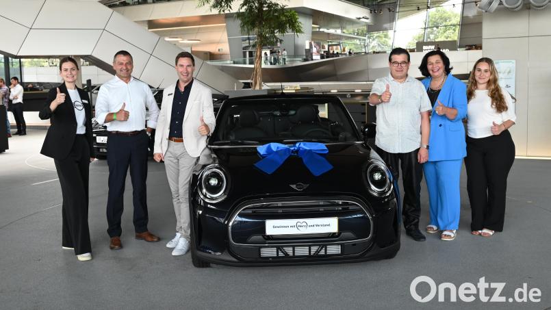 Gewinner Hubert Larcher (Dritter von rechts) und seine Begleiterin Maria Kiener (Zweite von rechts) zeigt das Bild bei der Autoübergabe in der BMW-Welt in München. Bild: VR Gewinnsparverein Bayern e.V./exb