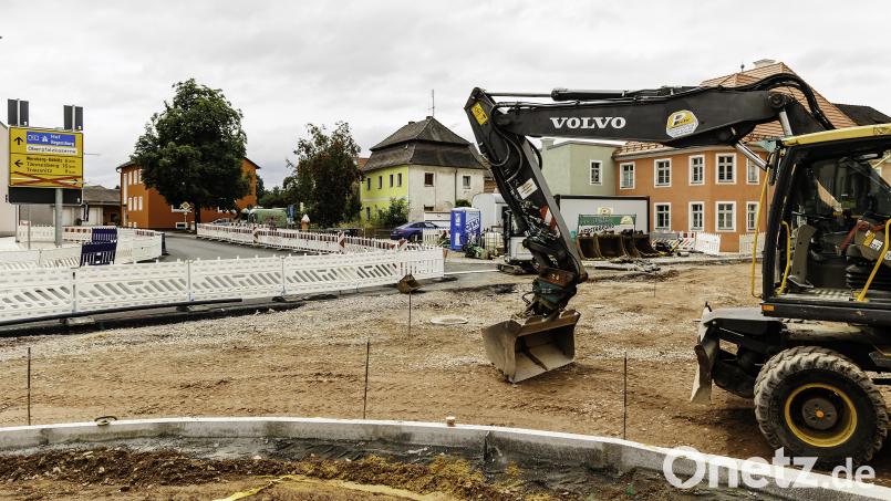 An der Haas-Kreuzung in Pfreimd soll Mitte September unter Vollsperrung der Asphalt aufgebracht werden. Dann ist eine Durchfahrt wieder möglich. Bild: Hösamer