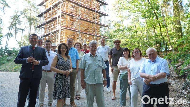 Die Kreistagsfraktion der CSU trifft sich am Hirschberg-Turm bei Fuhrn. Bild: Fabian Borkner/exb