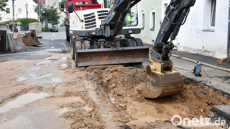 In der Fronfestgasse in Amberg hat es am Sonntag, 18. August, einen Wasserrohrbruch gegeben. Noch am Sonntag rückte eine Baufirma mit Bagger an, um die Schadstelle freizulegen. Bild: Petra Hartl