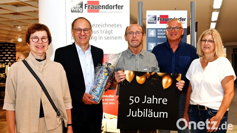 50 Jahre bei Möbel Frauendorfer: Zu diesem Jubiläum gratulierte Markus Frauendorfer (Zweiter von links)' Norbert Meier (Dritter von links). Glückwünsche gab es für den Jubilar auch von Andrea Frauendorfer (links), dem technischen Leiter Martin Über (Zweiter von rechts) und Andrea Höfler (rechts), die im Möbelhaus für den Einkauf zuständig ist. Bild: gf