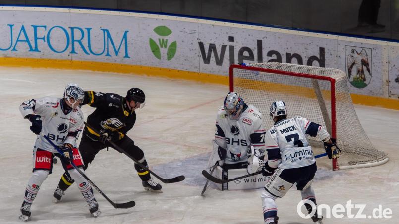 Devils-Keeper Daniel Allavena pariert gegen einen Angreifer von Banik Sokolov. Mit im Bild die Weidener Verteidiger Niklas Länger (links) und Tommy Muck. Bild: Christian Kaminsky