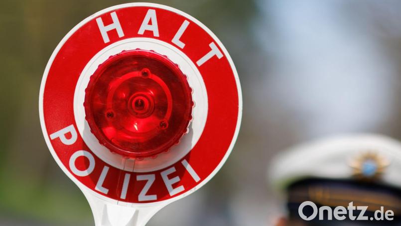 Der Motorradfahrer flüchtete vor der Polizei mit hohem Tempo in Richtung Bruck. Symbolbild: Daniel Karmann/dpa