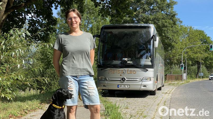 Nina Oberndorfer, Hund Leni und ihr Bus. Das Leben geht weiter - das Unternehmen startet neu durch. Bild: upl