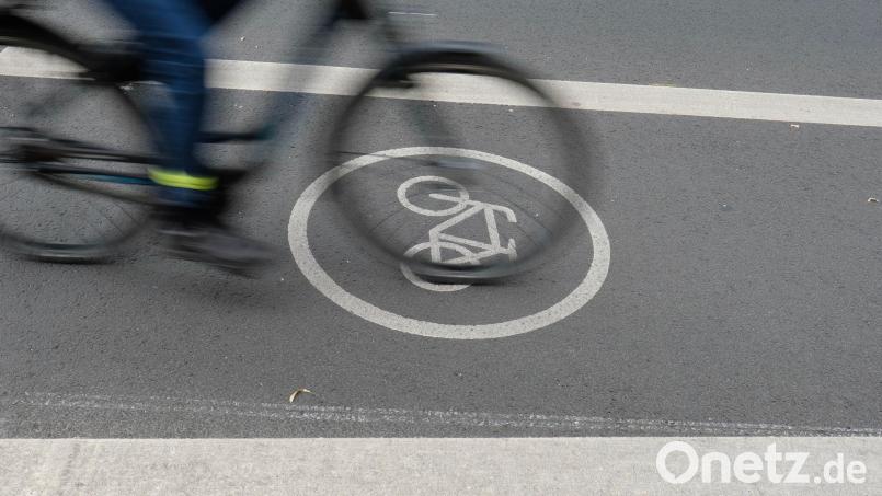 Auf dem Radweg entlang der Staatsstraße 2238 von Steiningloh in Richtung Bernricht kommt eine Frau zu Sturz und verletzt sich schwer. Symbolbild: Sebastian Willnow/dpa-Zentralbild/dpa