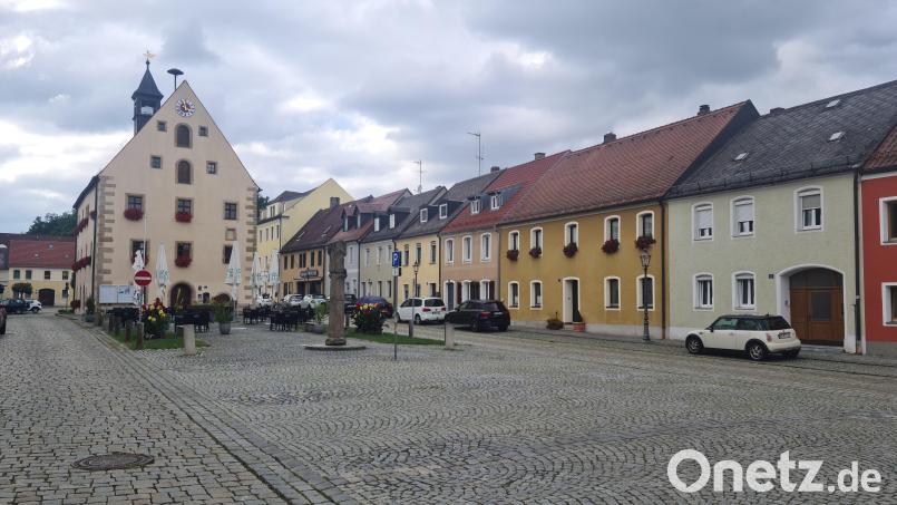Auf den Dächern der Altstadt sollen bald PV-Anlagen möglich sein. Der Stadtrat hat nun eine Änderung der Satzung beschlossen. Bild: sne