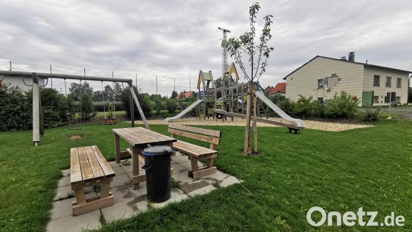 Hinter dem Spielplatz, in einiger Entfernung zum Flutlichtmast, soll nach bisherigen Plänen ein Funkmast aufgestellt werden. Die Beschwerdeführer hoffen, dass sich noch Alternativen für den Bau des Mobilfunkmasts an einem anderen Standplatz ergeben und eine einvernehmliche Lösung gefunden werden kann. Bild: Werner Dötterl/exb