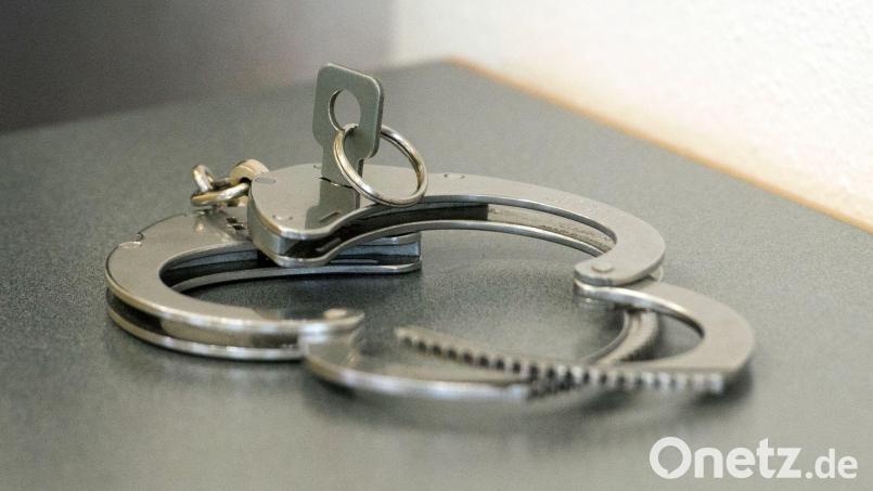 Zwei Asylbewerber, die wegen eines Raubverbrechens angeklagt sind, sind per Haftbefehl zur Festnahme ausgeschrieben. Bild: Armin Weigel/dpa
