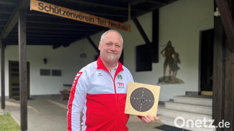 Werner Hackenschmidt steht mit der Zielscheibe vor seinem alten Vereinsheim von Tell Neubau. Bild: Sophia Goldner